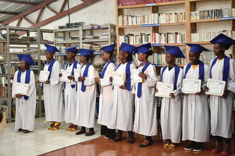 La Fondation Maurice A. Sixto procède à la remise de parchemins à une quinzaine de jeunes filles formées en transformation de sachets d’eau en sac à dos